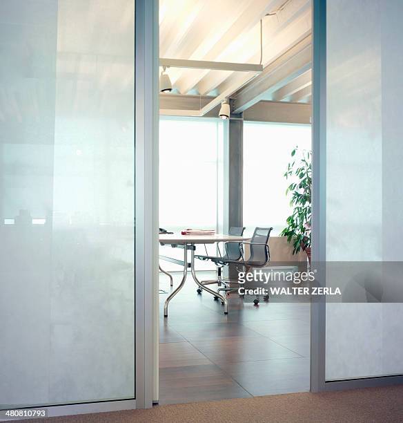modern office interior - doorway fotografías e imágenes de stock