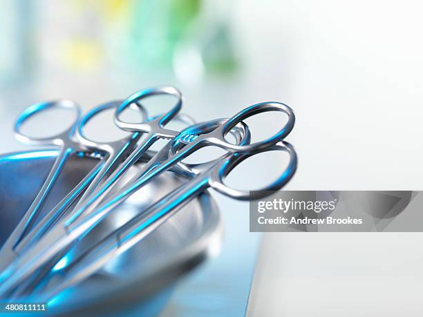 medical instruments in tray - equipamento cirúrgico imagens e fotografias de stock