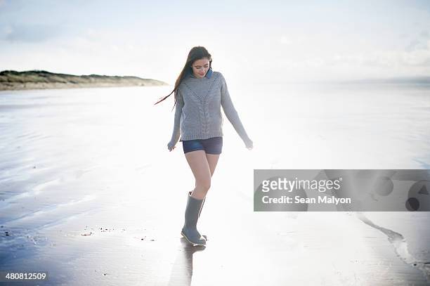 young woman on beach in sunlight, brean sands, somerset, england - sean malyon stock-fotos und bilder