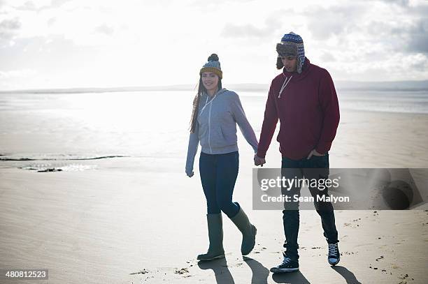 young couple walking on beach, brean sands, somerset, england - sean malyon stock-fotos und bilder