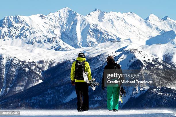 snowboarders in serre chevalier, briancon, france - briançon foto e immagini stock