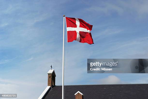 dänemark, sonderho, dänische flagge und kirche gegen himmel - danish flag stock-fotos und bilder