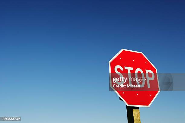 stopp-schild gegen clear sky - stopschild stock-fotos und bilder