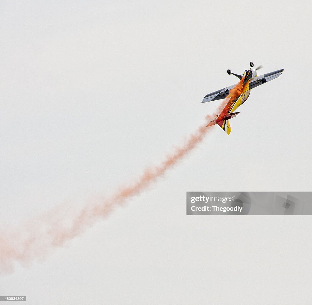 Vista de ángulo bajo de realizar avión de acrobacias