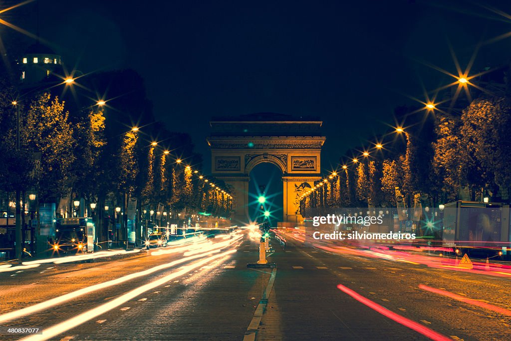 França, Paris, Avenue des Champs-Elyses à noite