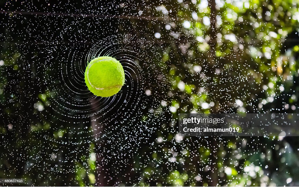 Bangladesch, Tennis ball fliegt durch air