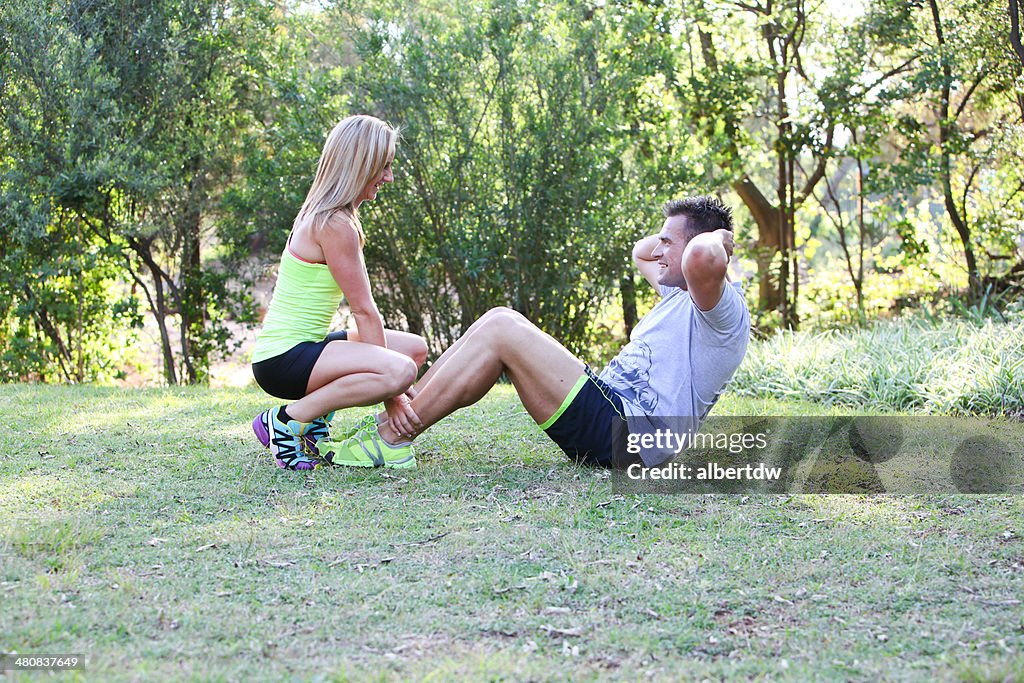 Casal no parque de formação