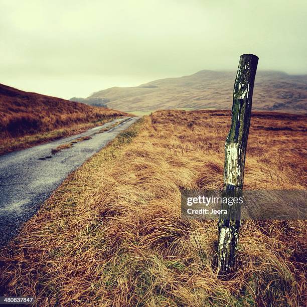 isle of jura, road - jura stockfoto's en -beelden