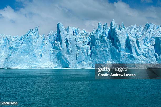 blue lake, ice and sky. - glaciar imagens e fotografias de stock