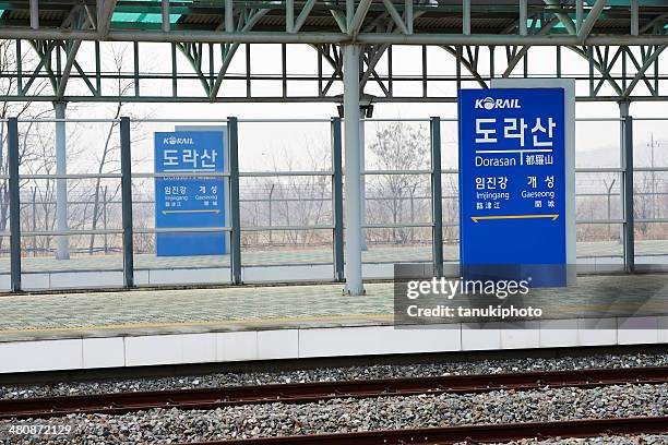 platform at dorasan station - koreaans schrift stockfoto's en -beelden