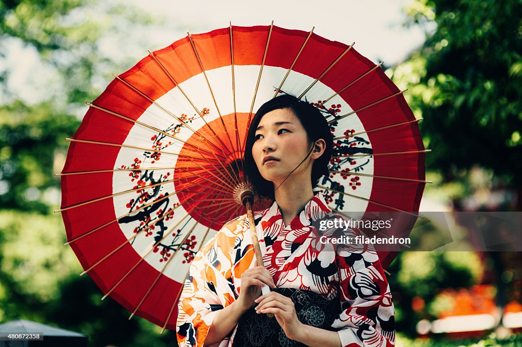 Aceite de papel japonesa mujer con sombrilla