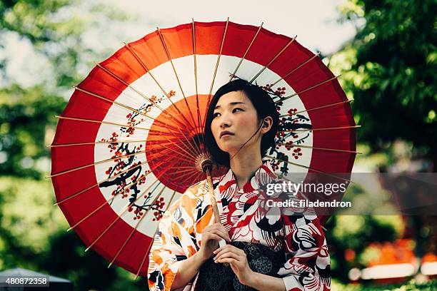 giappones'olio donna con ombrello di carta - kimono foto e immagini stock