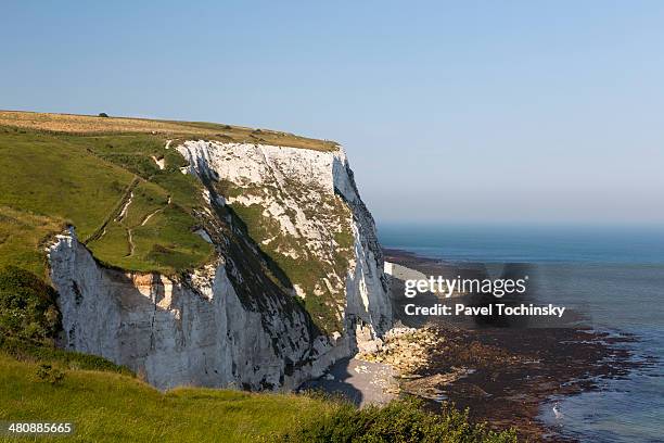 white cliffs of dover at summer aftrenoon - white cliffs of dover stock pictures, royalty-free photos & images