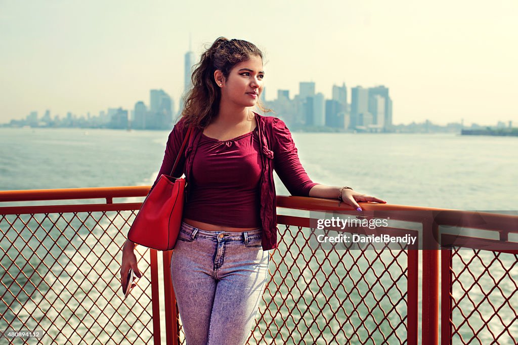 Joven mujer étnica en Ferry de Staten Island