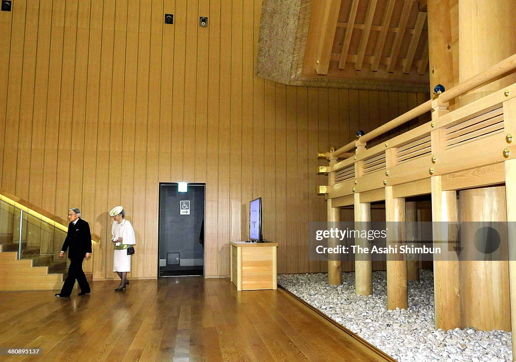 Emperor Akihito Visits Ise Shrine