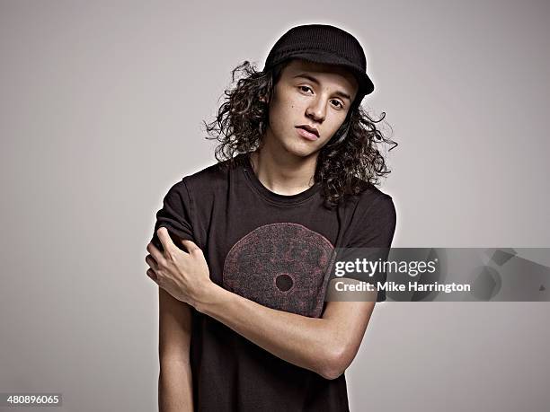 portrait of young long haired male hipster in cap. - darstellender künstler stock-fotos und bilder