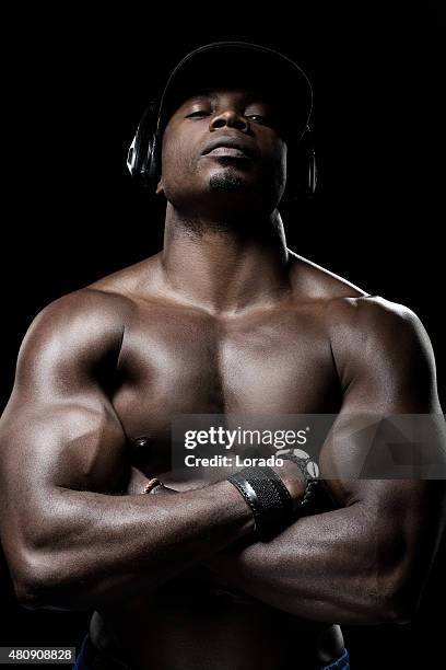 black muscled man listening to music - black male bodybuilders 個照片及圖片檔