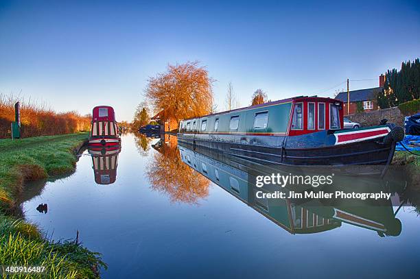early morning on the canal - banbury stockfoto's en -beelden