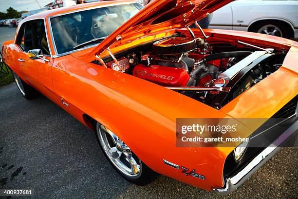 custom orange camaro z/28 - chevrolet-camaro-super-sport stockfoto's en -beelden