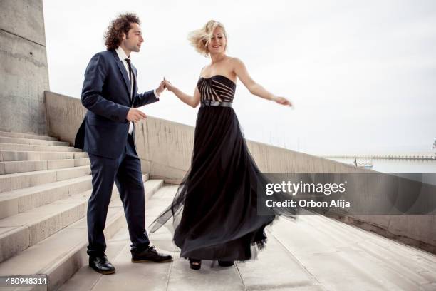 elegante pareja bailando juntos - vestido-de-noche fotografías e imágenes de stock