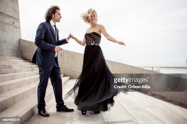 couple élégant danse ensemble - robe de soirée photos et images de collection