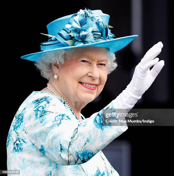 Queen Elizabeth Waving Photos and Premium High Res Pictures Getty Images