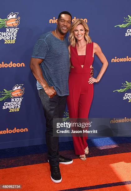 Host & former NFL player Michael Strahan and sportscaster Erin Andrews attend the Nickelodeon Kids' Choice Sports Awards 2015 at UCLA's Pauley...