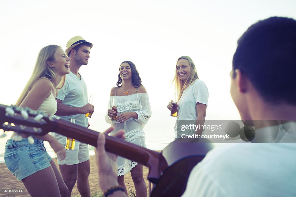 Fête sur la plage avec vos amis