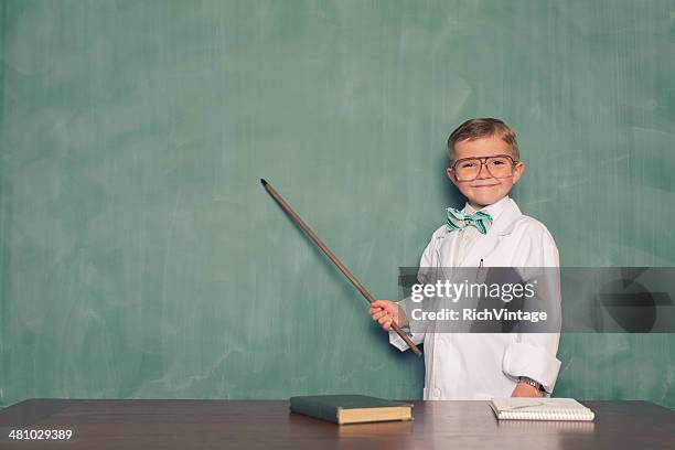 jeune garçon déguisé en scientifique points à tableau - young teacher at chalkboard photos et images de collection