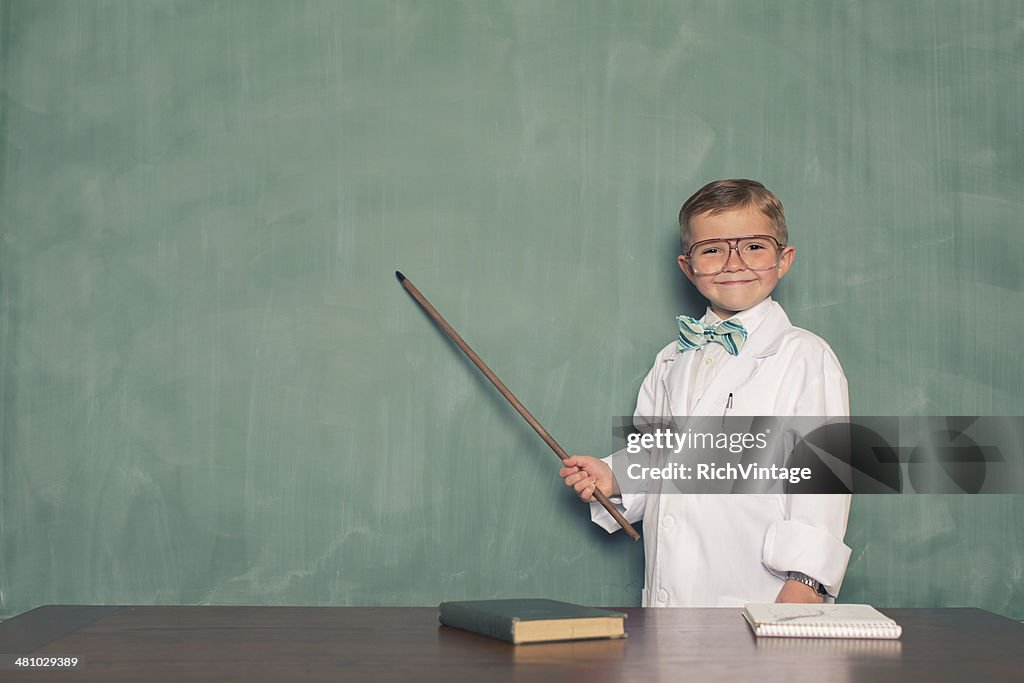 Young Boy を着た科学者ポイントを残せる黒板