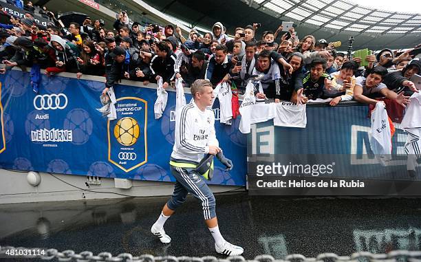 Toni Kroos of Real Madrid arrives for a Real Madrid training session at Melbourne Cricket Ground on July 17, 2015 in Melbourne, Australia.