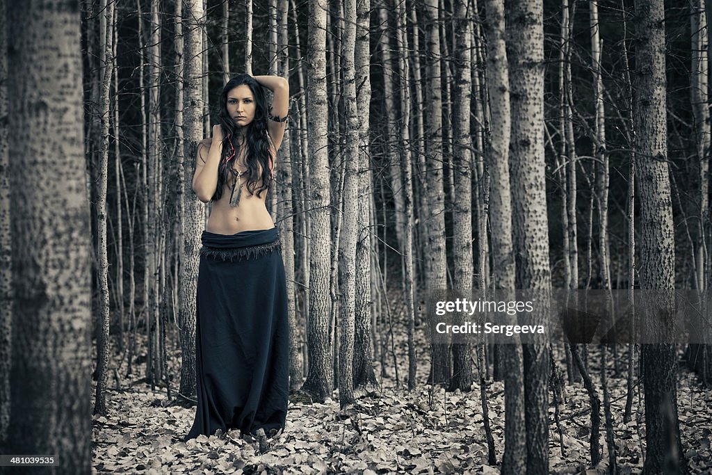 Mulher na floresta