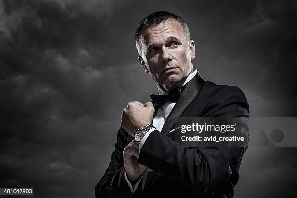 geheimnisvolle mann im smoking - white tuxedo stock-fotos und bilder