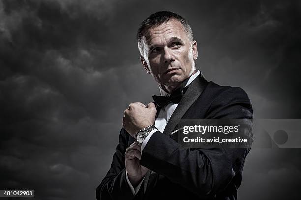 misterioso homem de smoking - smoking imagens e fotografias de stock