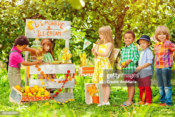 limonadenstand und kinder - limonadenstand stock-fotos und bilder