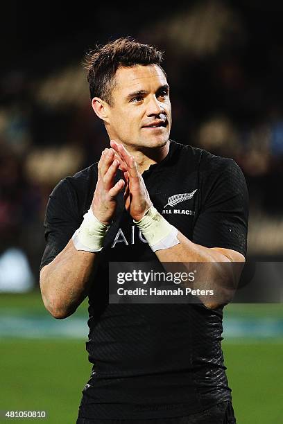 Daniel Carter of the New Zealand All Blacks thanks the crowd after winning The Rugby Championship match between the New Zealand All Blacks and...