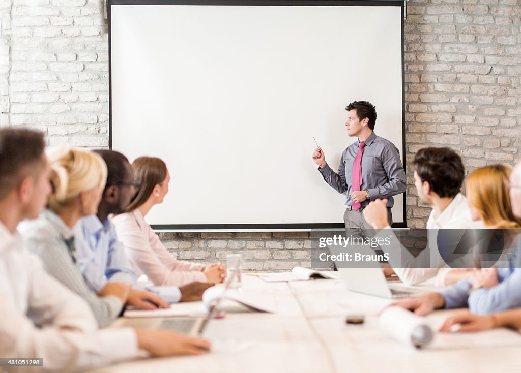 Business-Trainer, die Präsentation zu große Personengruppe