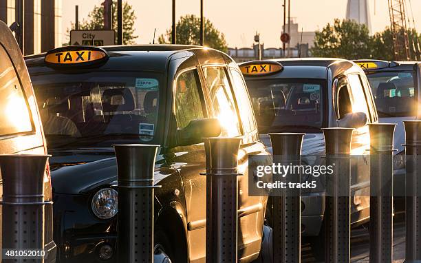 ロンドンの黒色タクシー乗り場 - london taxi ストックフォトと画像