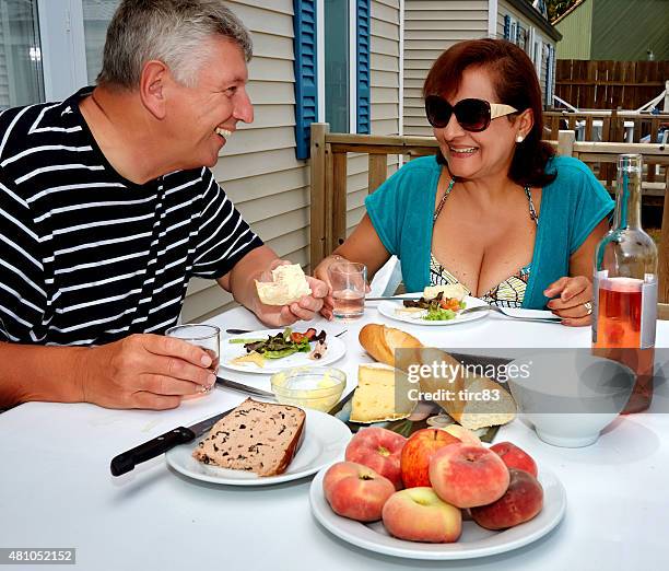 altes paar entspannenden auf mittagessen im freien - mobiles haus stock-fotos und bilder