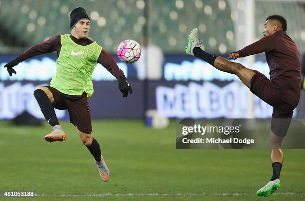 Juan Iturbe of AS Roma competes for the ball against Ashley cole