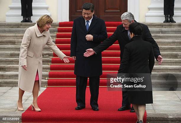 German First Lady Daniela Schadt and German President Joachim Gauck prepare Chinese President Xi Jinping and Chinese First Lady Peng Liyuan for a...