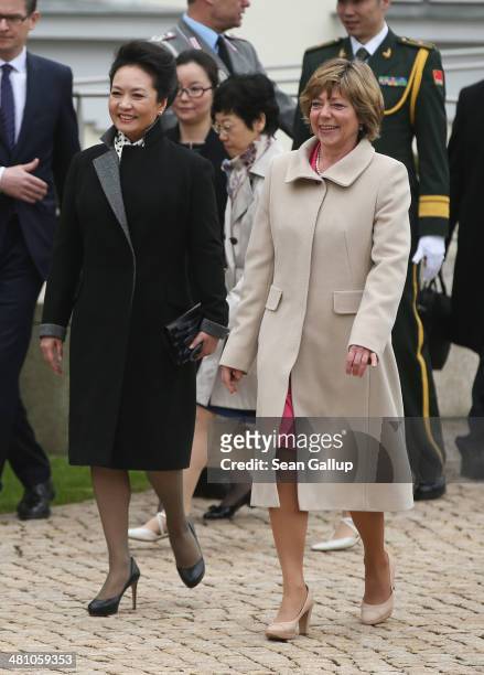 Chinese First Lady Peng Liyuan and German First Lady Daniela Schadt prepare to greet students at Schloss Bellevue on March 28, 2014 in Berlin,...