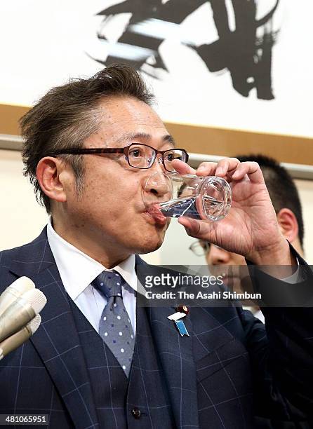 Your Party head Yoshimi Watanabe drinks a glass of water during he speaks to media reporters at the Diet building on March 27, 2014 in Tokyo, Japan....