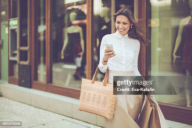 verwenden ein smart phone - shopping frau luxus stock-fotos und bilder