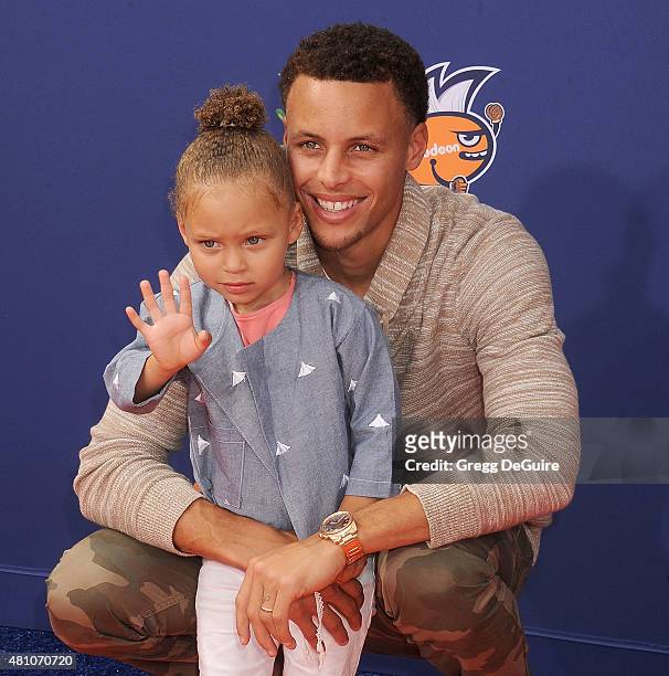 Player Stephen Curry and daughter Riley Curry arrive at the Nickelodeon Kids' Choice Sports Awards 2015 at UCLA's Pauley Pavilion on July 16, 2015 in...