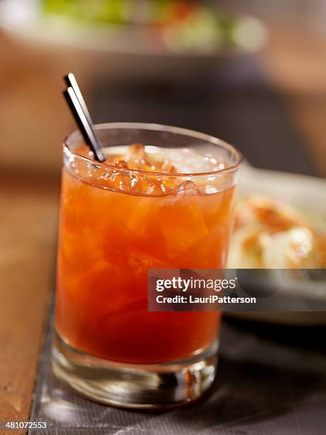 bloody mary cocktail - tomatensap stockfoto's en -beelden