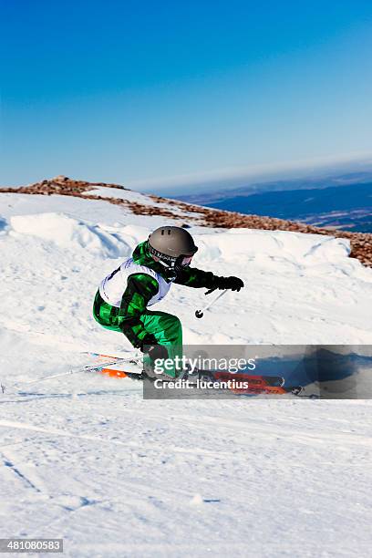pre-teen ski racer - cairngorms skiing stockfoto's en -beelden