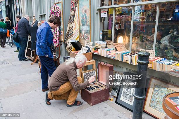 london rekord sammler geschäfte für wandverkleidung in brick lane-markt - brick lane stock-fotos und bilder