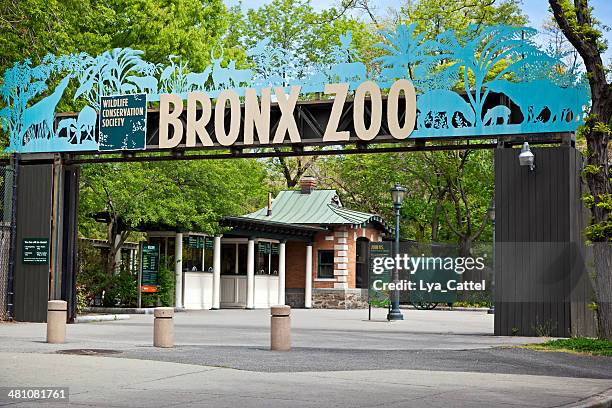eingang des bronx zoo - zoo stock-fotos und bilder
