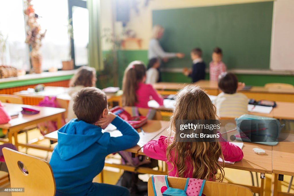 Rückansicht des Gruppe von Schulkindern Teilnahme an einem Kurs.